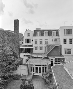 882830 Gezicht op de achtergevels van de panden Oudegracht 370-hoger, vanaf het complex van de Willem Arntsz Stichting ...